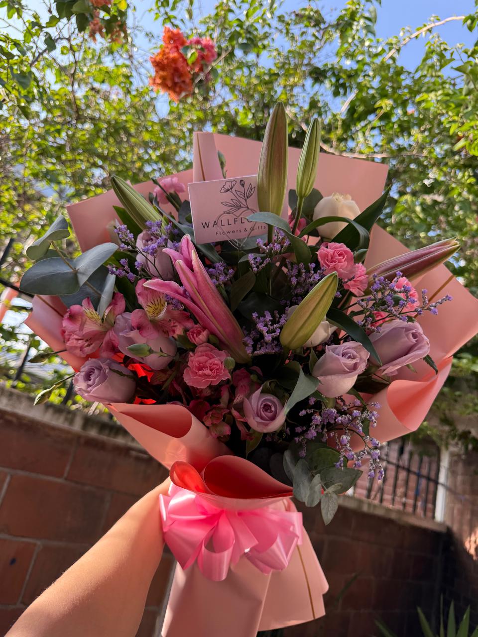 Ramo de rosas rosadas y lila con lirios rosados, claveles y eucalipto — Wallflower Guatemala