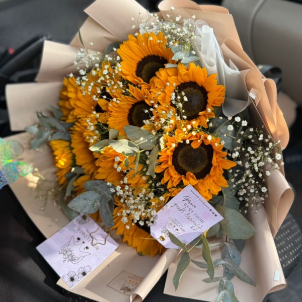 Jesse: arreglo floral con girasoles — Wallflower Guatemala