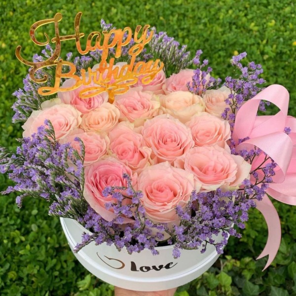 Campanella: arreglo floral con rosas — Wallflower Guatemala