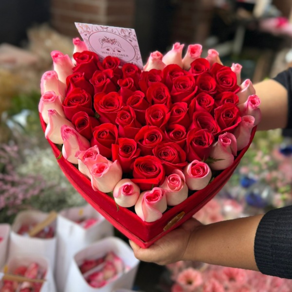 Chelsea: arreglo floral con rosas — Wallflower Guatemala