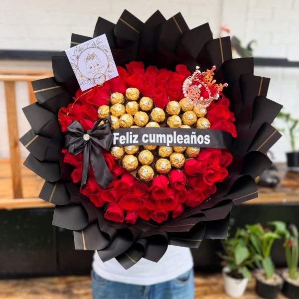 Arreglo de rosas rojas con chocolates Ferrero Rocher en corazón y banda «Feliz cumpleaños» — Wallflower Guatemala