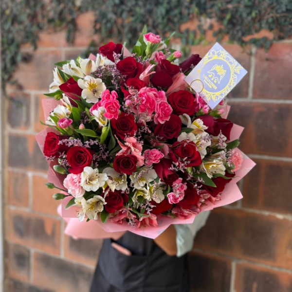 J’adiore roses: arreglo floral con rosas y astromelias — Wallflower Guatemala