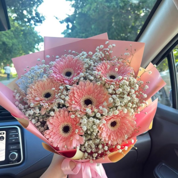 Blossie: arreglo floral con gerberas y baby breath — Wallflower Guatemala
