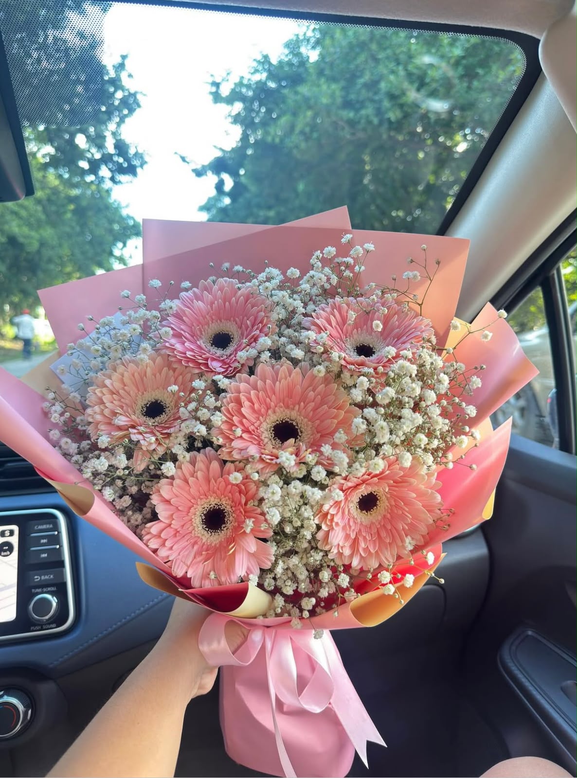 Blossie: arreglo floral con gerberas y baby breath — Wallflower Guatemala