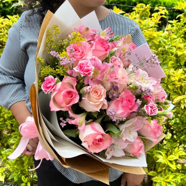 Love bouquet: arreglo floral con ramos — Wallflower Guatemala