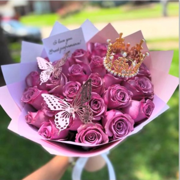 Ramo de rosas lila con corona dorada de perlas y mariposas decorativas — Wallflower Guatemala