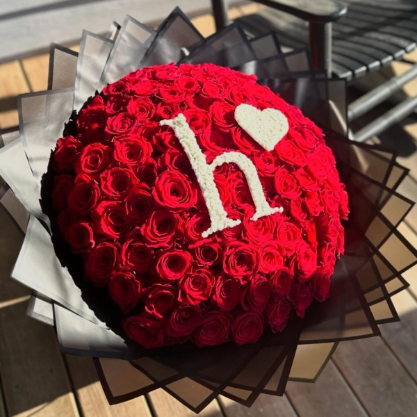 Ramo redondo de rosas rojas con la letra «h» y un corazón de flores blancas — Wallflower Guatemala