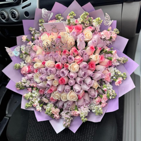 Lilla Bloom: arreglo floral con rosas — Wallflower Guatemala