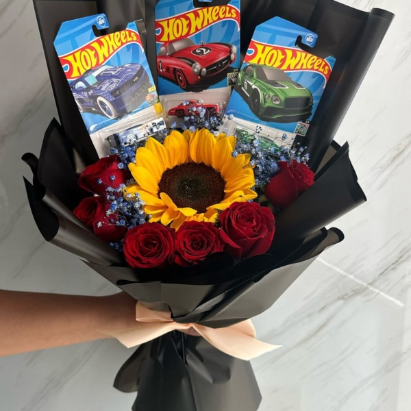 Ramo de girasol y rosas rojas con carritos Hot Wheels y gypsophila azul — Wallflower Guatemala