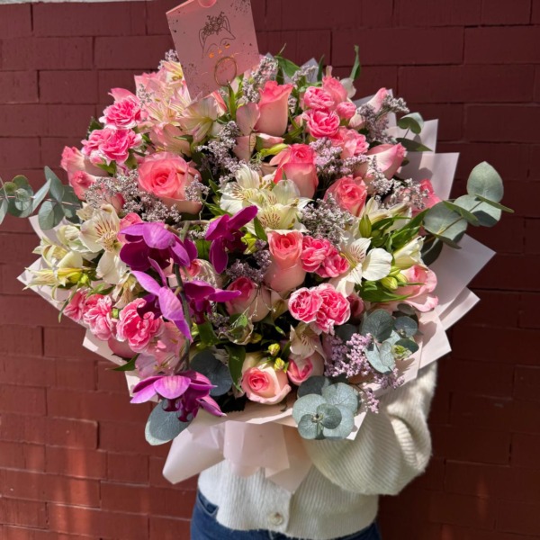 Ramo de rosas rosadas, claveles y orquídeas fucsia con eucalipto — Wallflower Guatemala