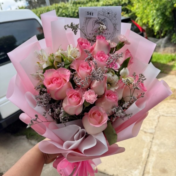 Charming bouquet: arreglo floral con rosas y astromelias — Wallflower Guatemala
